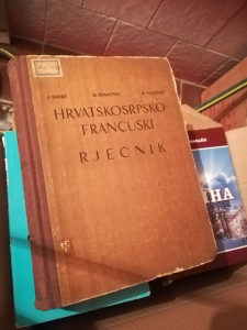 Hrvatskosrpsko-francuski rjecnik 1956. godine