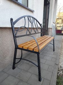 Kovana klupa toplocinkana