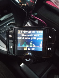 Bluetooth transmiter FM za auto