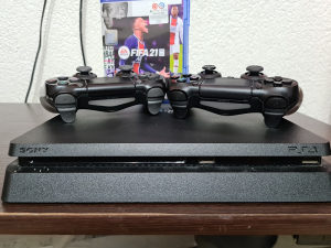 Play station 4 ps4 500gb dva joystika fifa21
