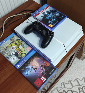 Playstation 4 White u extra stanju sa 7 igrica