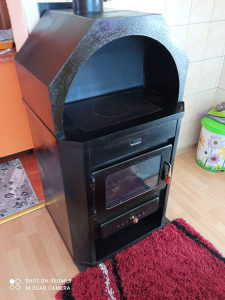 Kamin (očuvan)