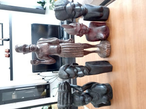Umjetnicke africke figure drvo