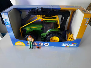 Sumski traktor John Deere igracka Bruder