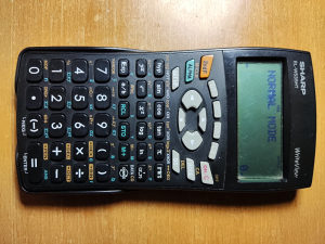 Sharp naučni kalkulator