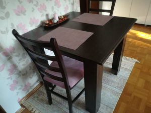 Trpezarijski sto + 2 stolice