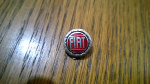 Stara srebrna značka FIAT Milano na papučicu