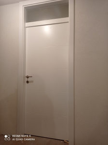 Bijela sobna vrata sa nadsvjetlom