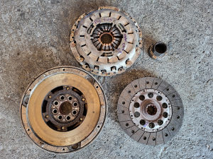 Bmw e46 2.0d 110kw SET KVACILA zamajac lamela korpa 5br