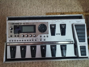 Boss GT 10 gitarski procesor