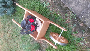 Drvena kolica za cvijeće