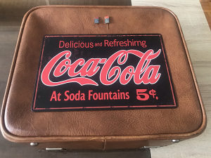 2 Značke coca-cola,kofer stari i reklam.tabla coca-cola