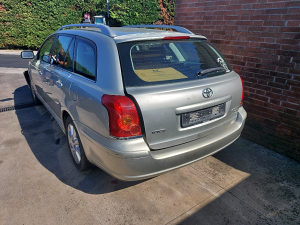 Branik toyota avensis
