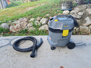Industrijski usisivač KARCHER (utičnica i otresač)