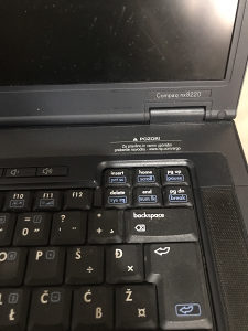 Stariji hp laptop oštećenog ekrana