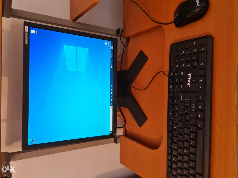 Racunar + Monitor + Woofer zvucnici + Tastatura i mis