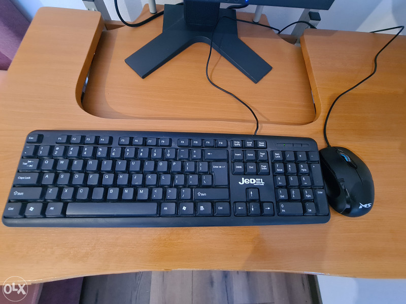 Racunar + Monitor + Woofer zvucnici + Tastatura i mis