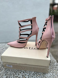Elegantne ženske cipele u nježno roze boji