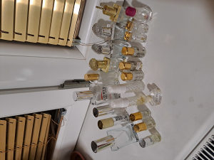 Prazne bocice razlicitih parfema