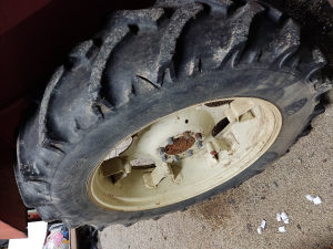 Na prodaju Felge i Gume za Traktor Zetor