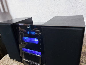 Muzicka linija JVC sa USB-om, radio prijemnikom i aux-o