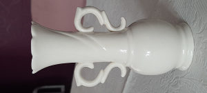 Bijela porculanska vaza