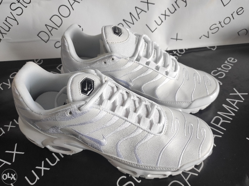 nike tuned triple white