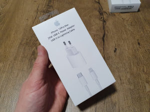 Apple iPhone 25W adapter sa USB-c to lightning kablom