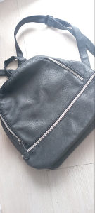 Crni ruksak iz Avona. Srednje veličine!