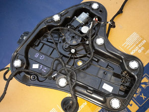 PODIZAČ STAKLA LIJEVI ZADNJI VRATA VW GOLF 8