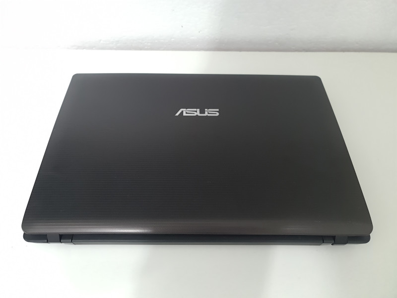 Gaming laptop ASUS i5 8GB RAM 15.6" NVIDIA 1GB graf
