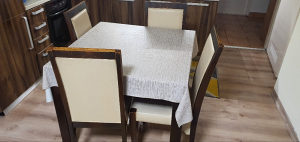Kuhinjski sto i stolice