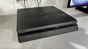 Play Station 4 slim 500gb + 2 dzojstika