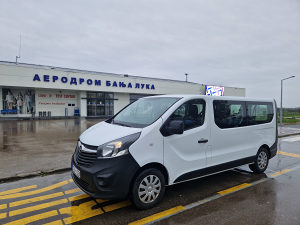 Putnicki kombi 8+1 vivaro iznajmljujem