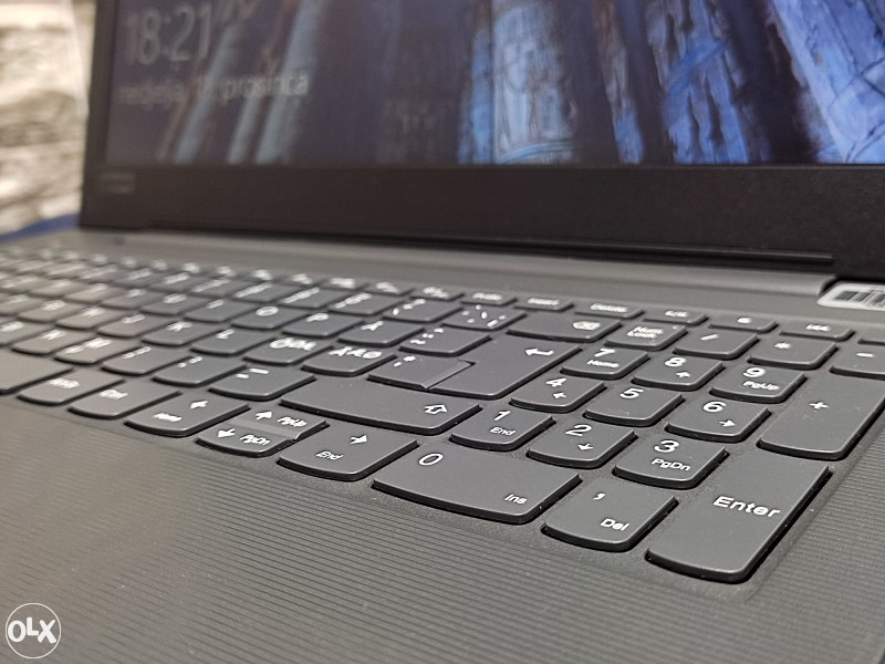 Laptop Lenovo V130-15IKB 15.6" FHD i5-8250U 8GB DDR4