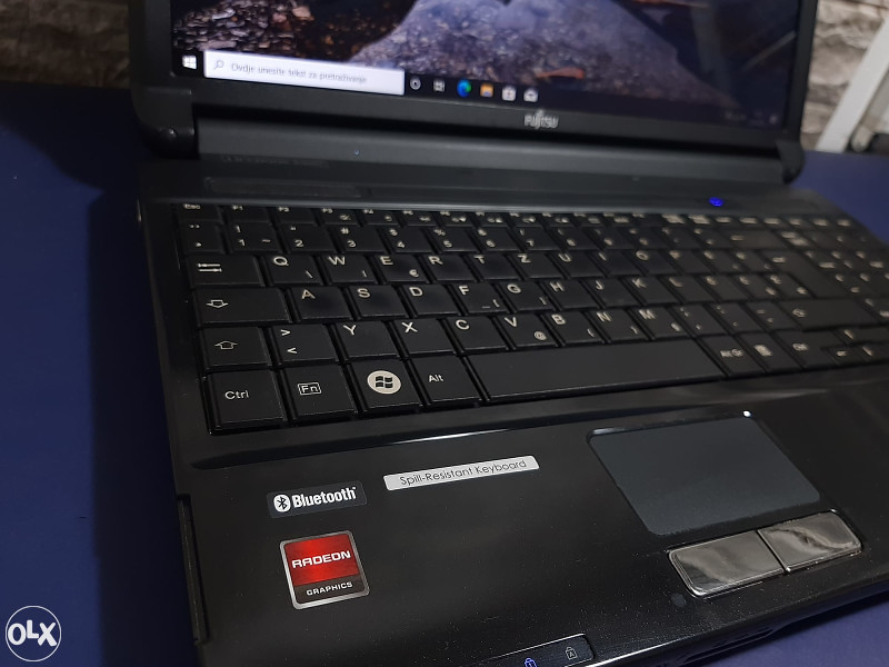 Laptop Siemens Fujitsu 15.6" *i3-M350/4GB RAM/250GB*