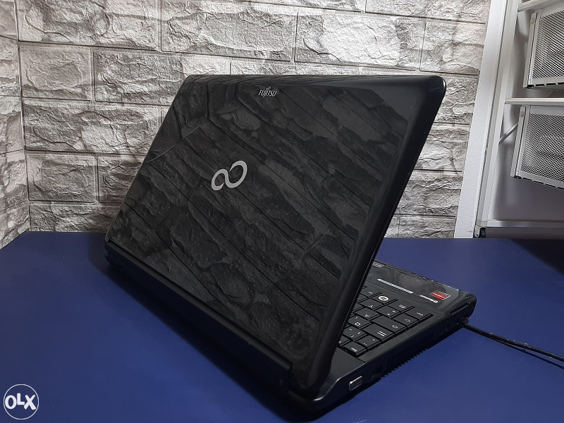 Laptop Siemens Fujitsu 15.6" *i3-M350/4GB RAM/250GB*