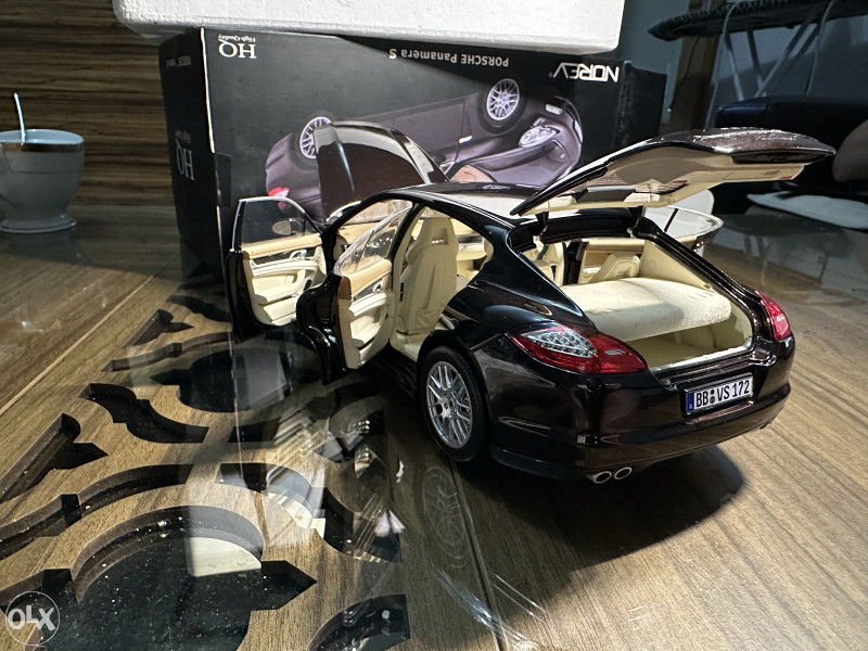 Porsche Panamera S 1:18 maketa model