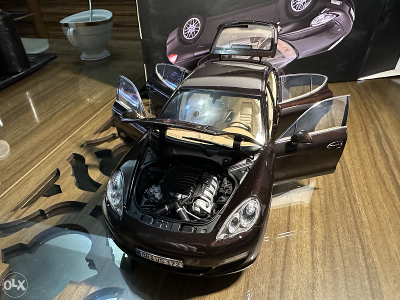 Porsche Panamera S 1:18 maketa model